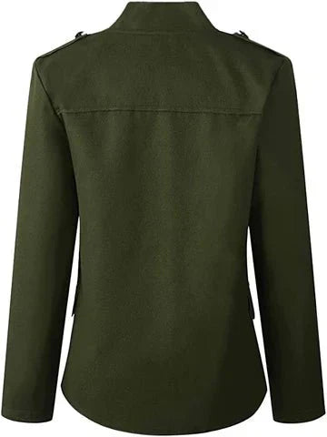 Moderne kvinners blazer med markant stand-up krage og dekorativ knapplukking. Ideell for en chic kontorstil.