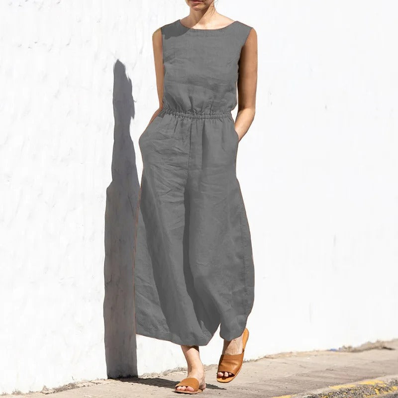 Lett sommer jumpsuit med elegant design, høy midje og vide ben for en luftig og stilfull look.