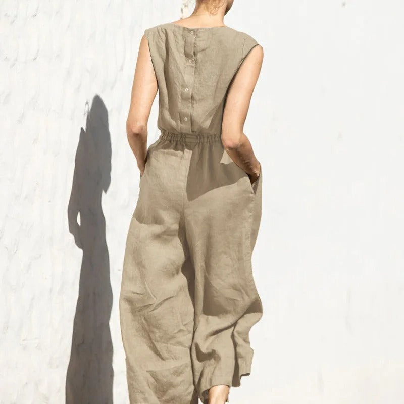 Sideprofil av ermeløs jumpsuit, med vide ben og høy midje som gir en lang og slank silhuett.