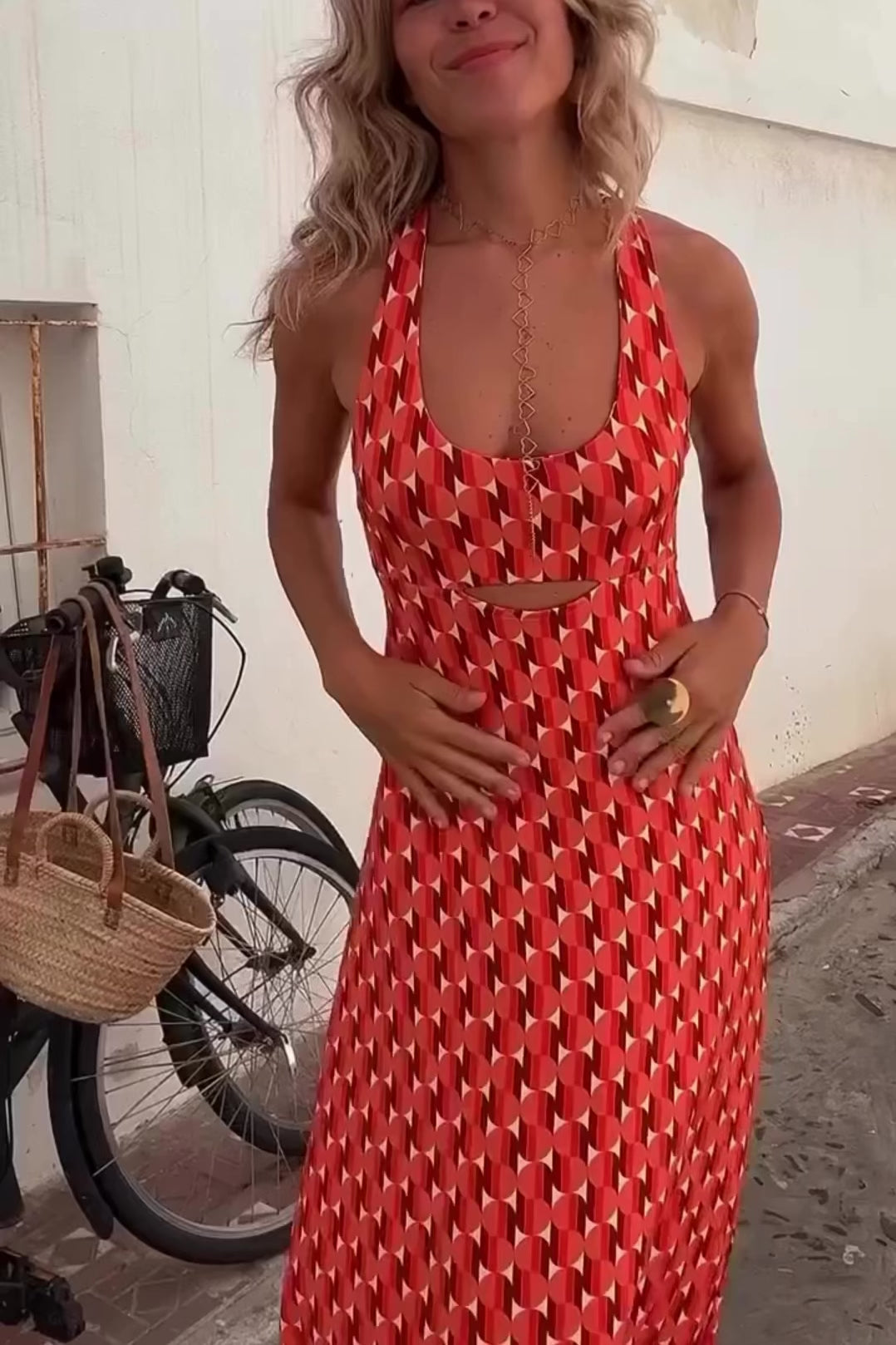 Stilren og tidløs kvinners kjole med elegant snitt og flytende fall. Komfortabel hverdagskjole for alle anledninger.