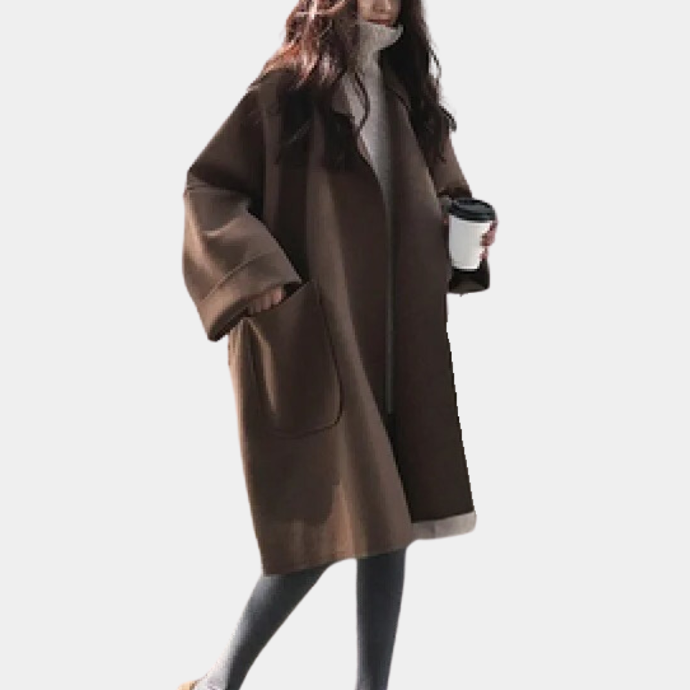 Brun kvinners lang trenchcoat med klassisk vintage design. Stilfull og varm høstfrakk.