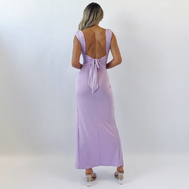 Komfortabel og stilfull dame midikjole. Allsidig design med elegant knyting for vår/sommer.