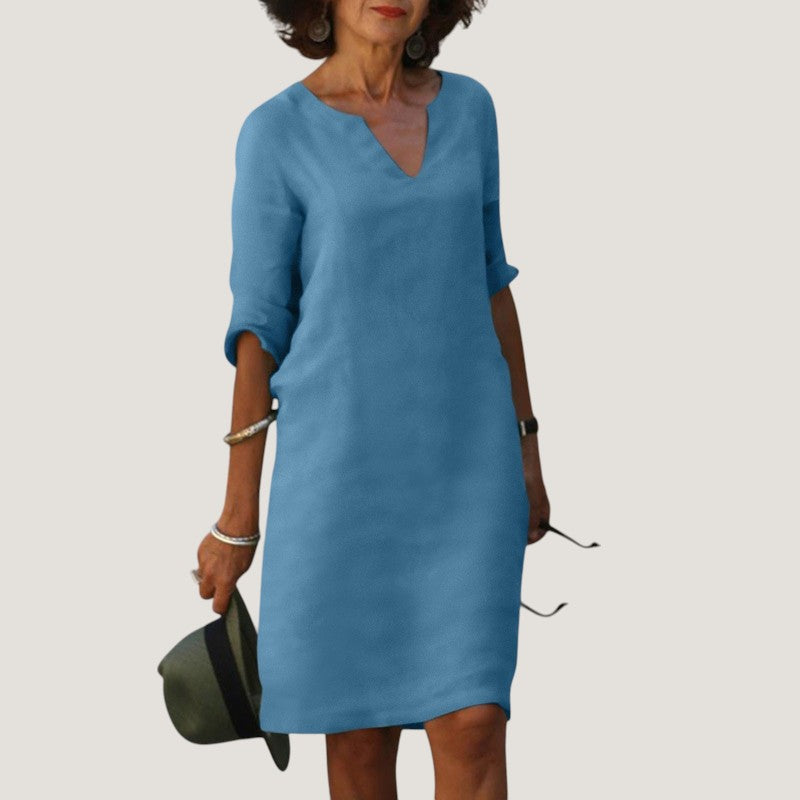 Stilren festkjole og sommerkjole i midilengde med V-hals, designet for en elegant og komfortabel look.