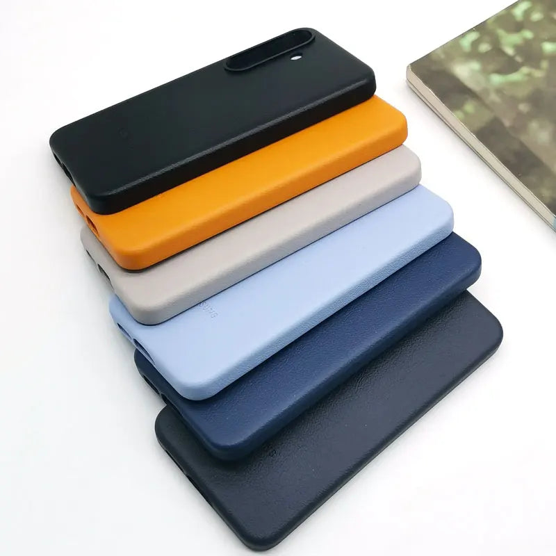 Detalj av et stilrent lærdeksel til Samsung Galaxy S25, viser materialets tekstur og finish.
