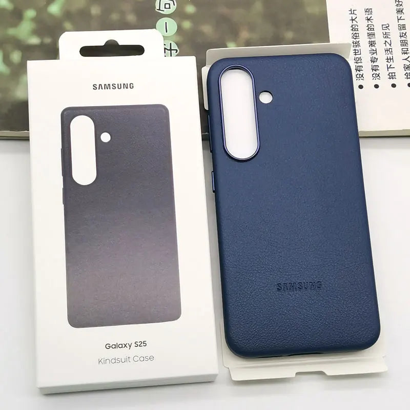 Nært bilde av svart lærdeksel til Galaxy S25, med fokus på kvalitet og elegant design.