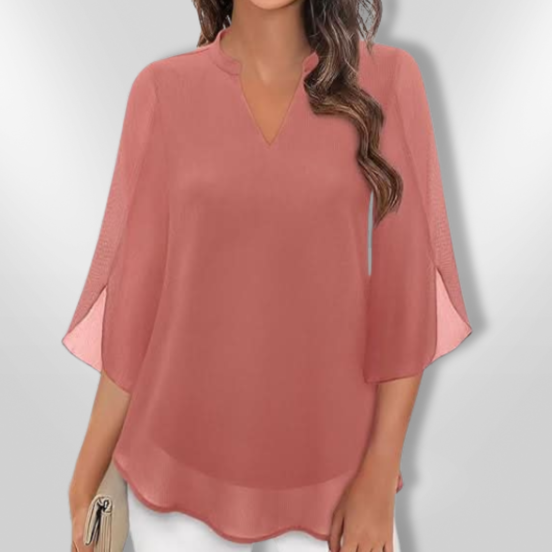 Stilig kvinnebluse med V-hals og lagdelt design. En elegant og komfortabel vår-/sommerbluse i moderne damemote.