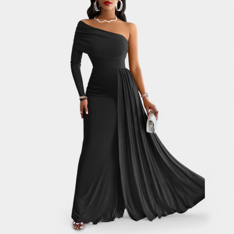 Kvinner elegant ermeløs langkjole i bodycon-stil, fremhever figur med pen utringning.