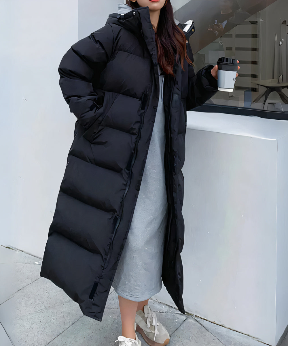 Varm, lang dunjakke for dame, elegant yttertøy med vannavvisende egenskaper. Perfekt for vinter.