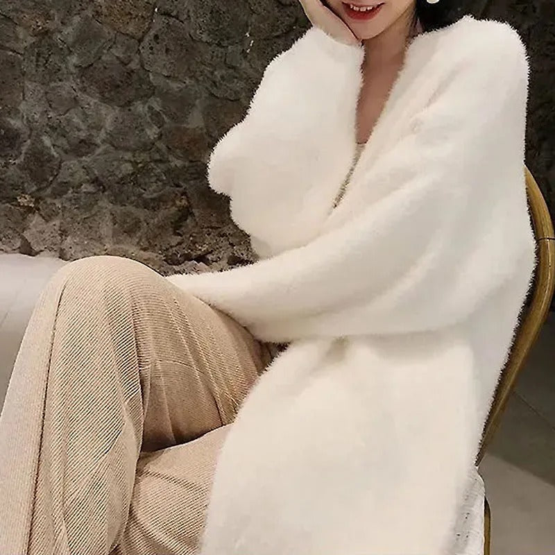 Stilig lang damecardigan i hvit strikk, ideell for hverdagsbruk og elegant stil.