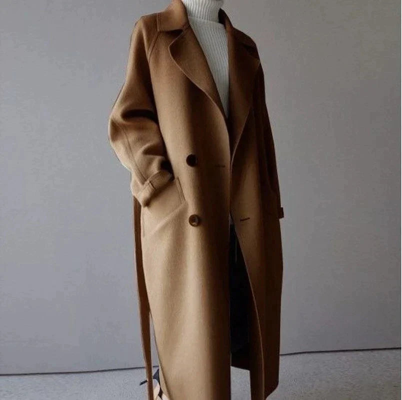 Elegant kvinnekåpe, lang modell, for stilfulle dager. En allsidig høstjakke og moteriktig vinterkåpe.