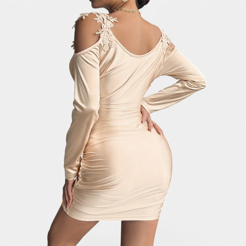 Klassisk langermet bodycon kjole for kvinner, en festkjole som oser av stil og selvtillit.