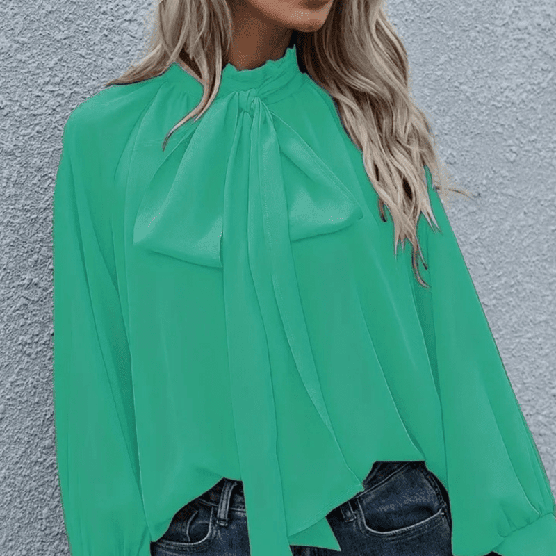 Stilfull langermet bluse for kvinner. Elegant og minimalistisk design, perfekt for formelle og uformelle antrekk.