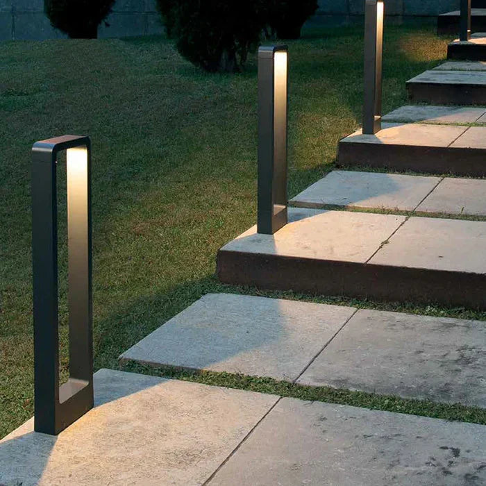 Grå LED bakkespotlight; robust og vanntett utebelysning for hage og oppkjørsel. Skaper elegant hagedesign.