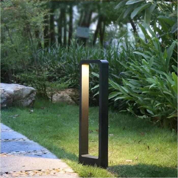 Stilfull LED jordspotlight; energieffektiv hagebelysning for utendørs bruk. Moderne og elegant design.