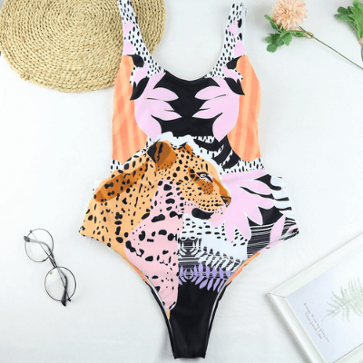 Elegant leopard dyreprint badedrakt for kvinner, perfekt for sommer strandmote og badeferie.