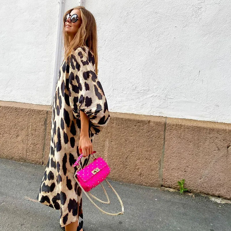 Moderne og mønstret leopardkjole, en elegant langermet midikjole for kvinner med V-halsdesign.