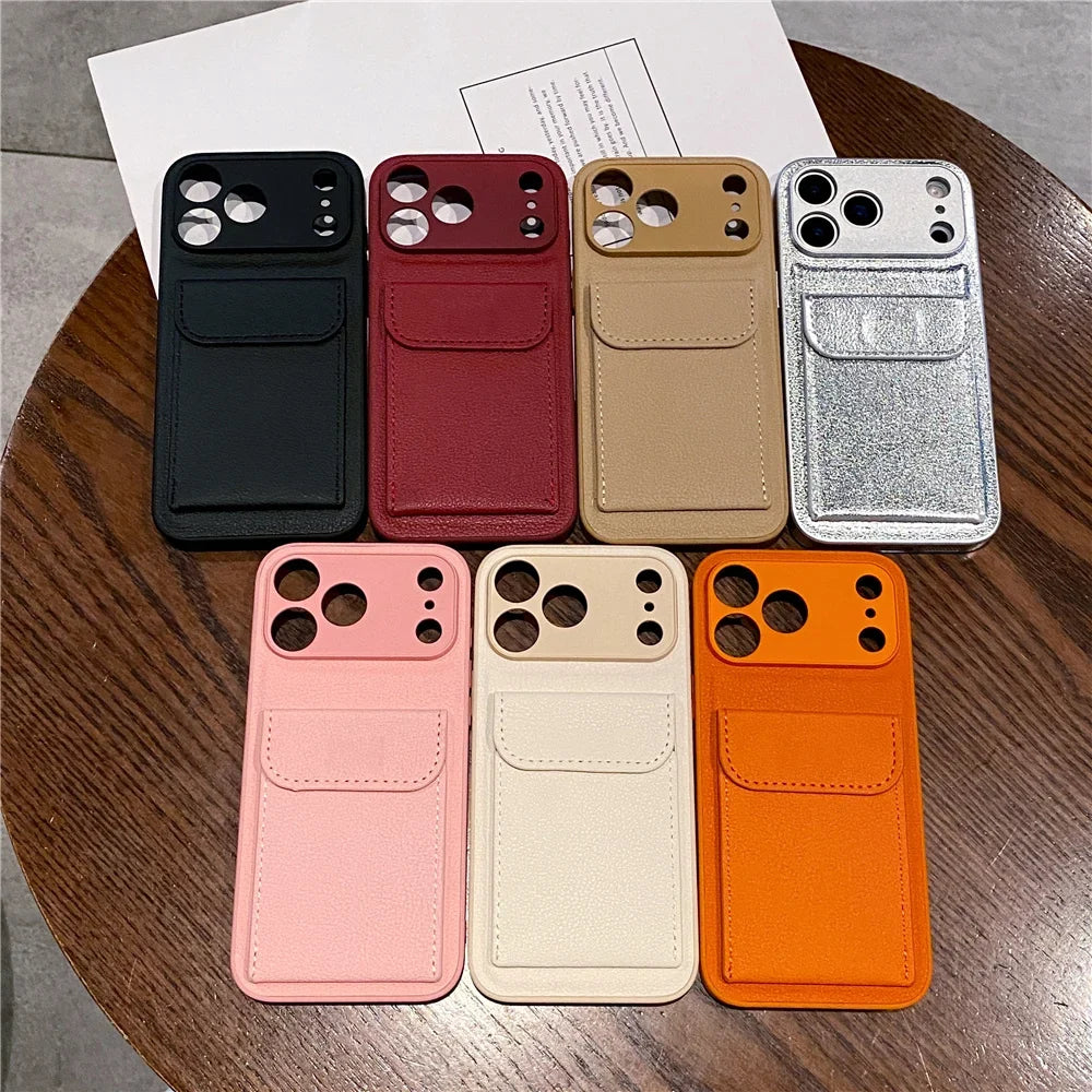 Detaljert bilde av iPhone lommebokdeksel som viser kortholdere, stilrent design og kameralinsebeskyttelse.