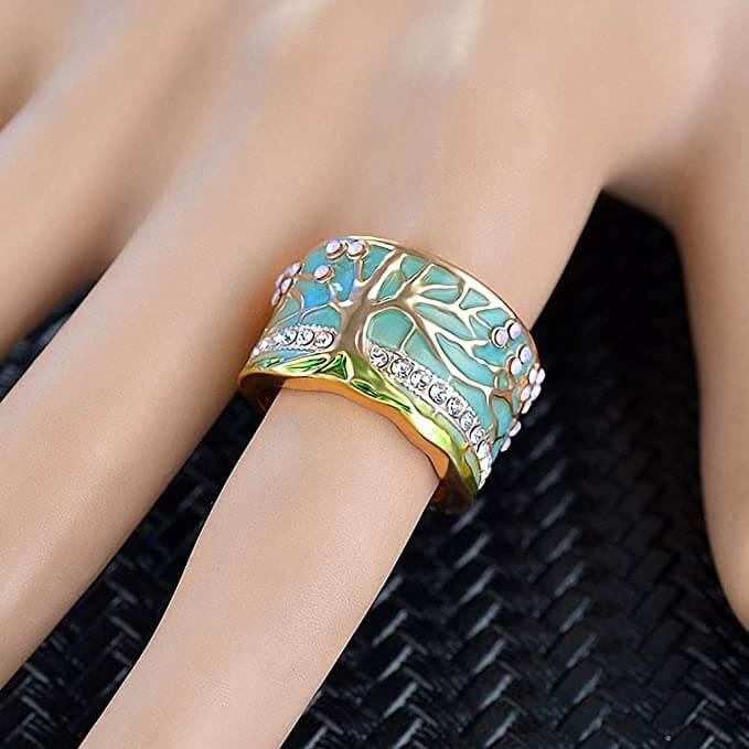 Stilfull damerring med lykketre-design og iriserende opal. Et moteriktig smykke som fremhever din eleganse.