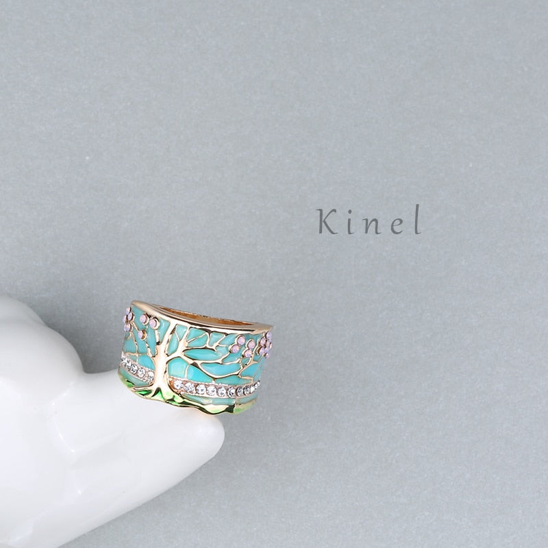 Kvinners lykketre ring med hvit opal, designet for komfort og stil. Et allsidig smykke for alle anledninger.