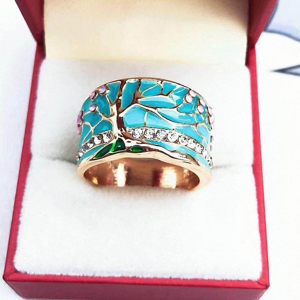 Symbolsk lykketre opalring for kvinner. Et personlig og elegant smykke som bringer vitalitet til hver dag.