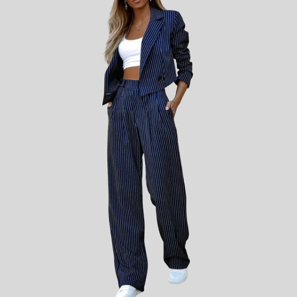 Elegant mørkeblå todelt dressett for kvinner, med blazer og dressbukse. Perfekt for kontor og formelle anledninger.