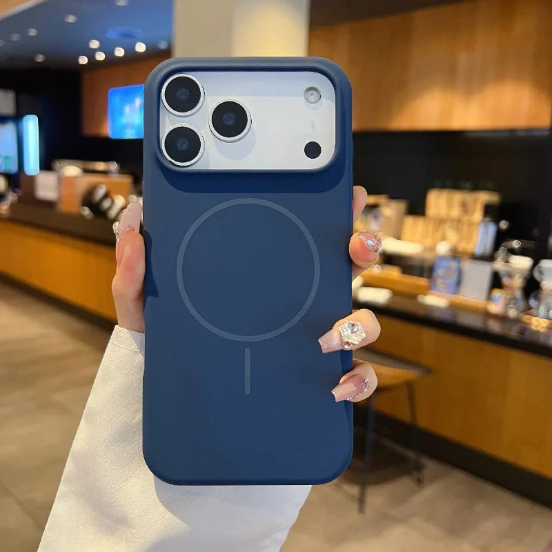 Slitesterkt iPhone 17 telefondeksel i silikon med elegant design og magnetisk feste.
