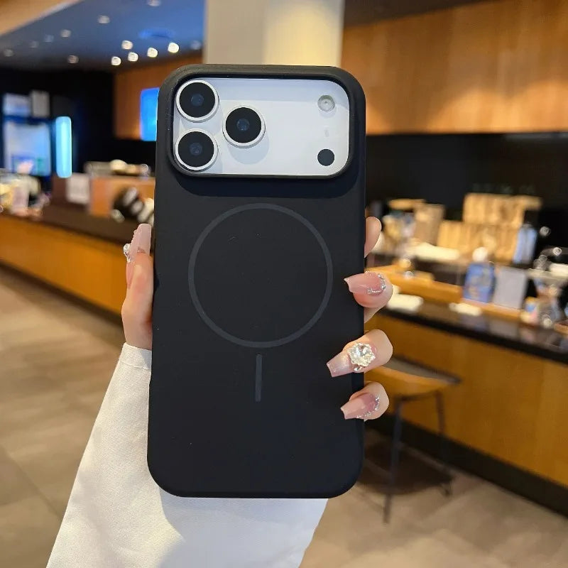 Rødt stilrent magnetisk silikondeksel for iPhone 17 Pro Max, med presise utskjæringer.