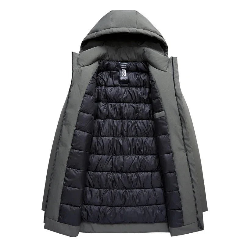 Bakside av stilfull herrejakke med slank passform, en elegant og varm vinterparkas perfekt for urban bruk.