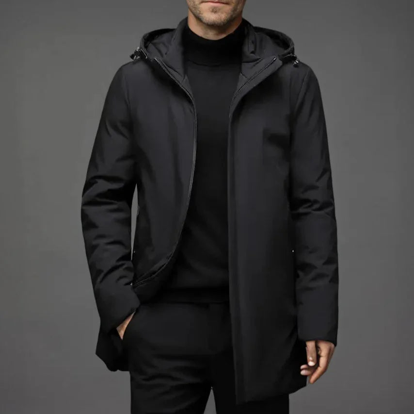 Mann iført elegant svart menns vinterjakke, slank passform parkas som er vindtett og varm for stilfull hverdag.