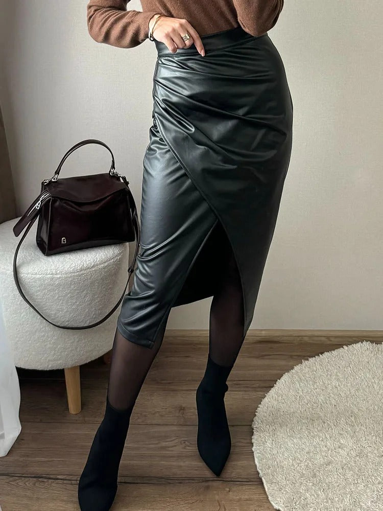 Elegant midiskjørt med høy midje og splitt, vist fra front, stilfullt for dame.