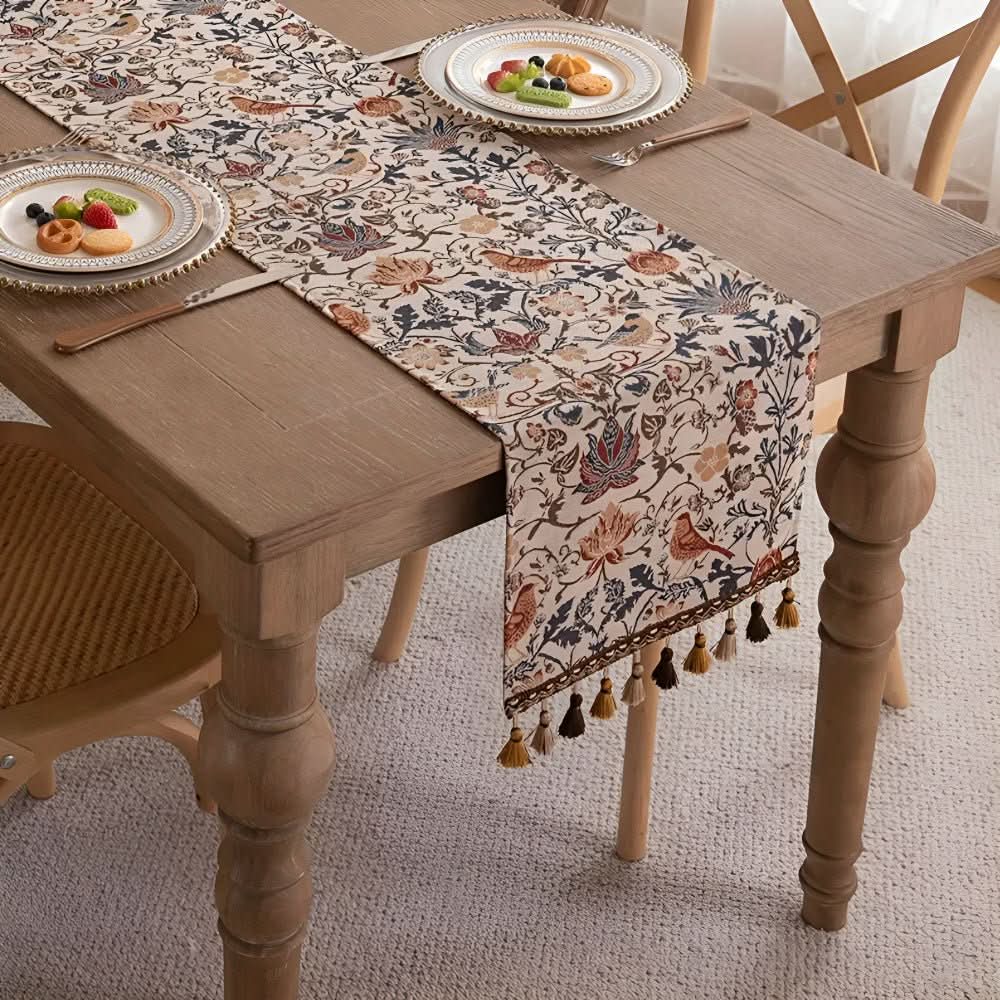 Vakker bordløper med unikt blomster- og fuglemotiv. Ideell for spisebord og hjemmetekstiler i elegant stil.
