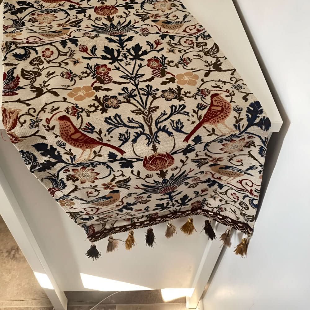 Full visning av elegant bordløper med blomster- og fuglemotiv i mikrofiber. En flott borddekorasjon.