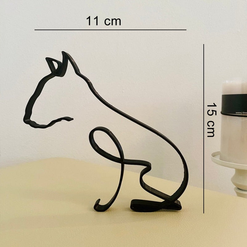 Minimalistisk hundesilhuett i svart stål. Moderne og kunstnerisk interiørdetalj.