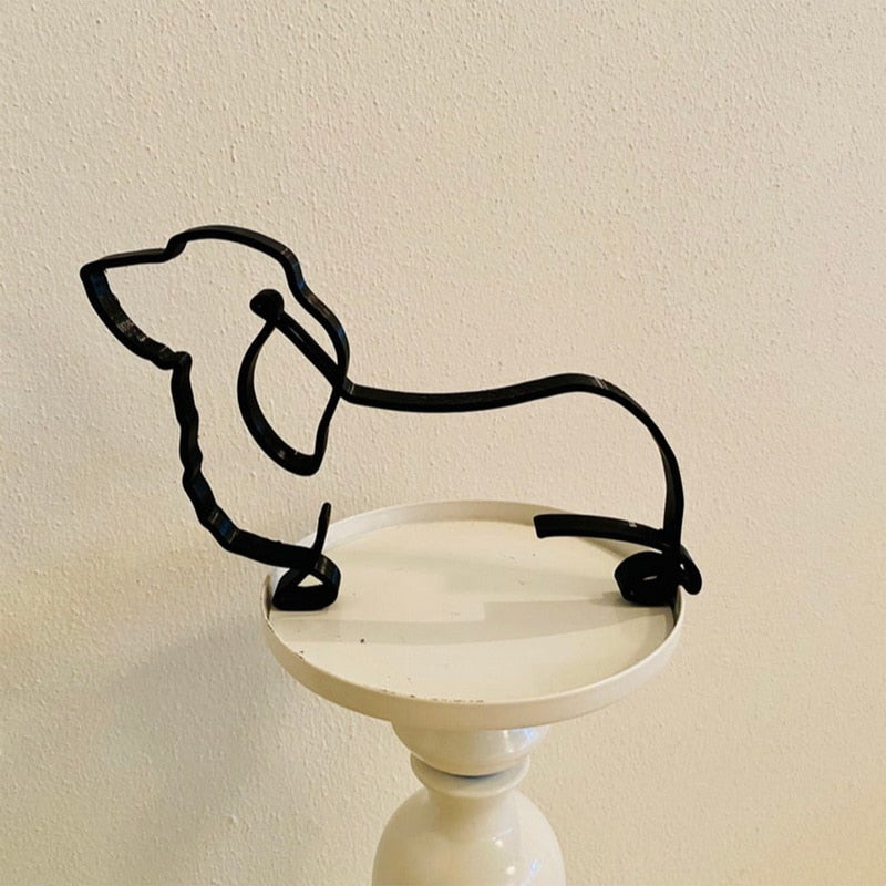 Skulpturell hundefigur i metall. Elegant uttrykk for den moderne boligen.