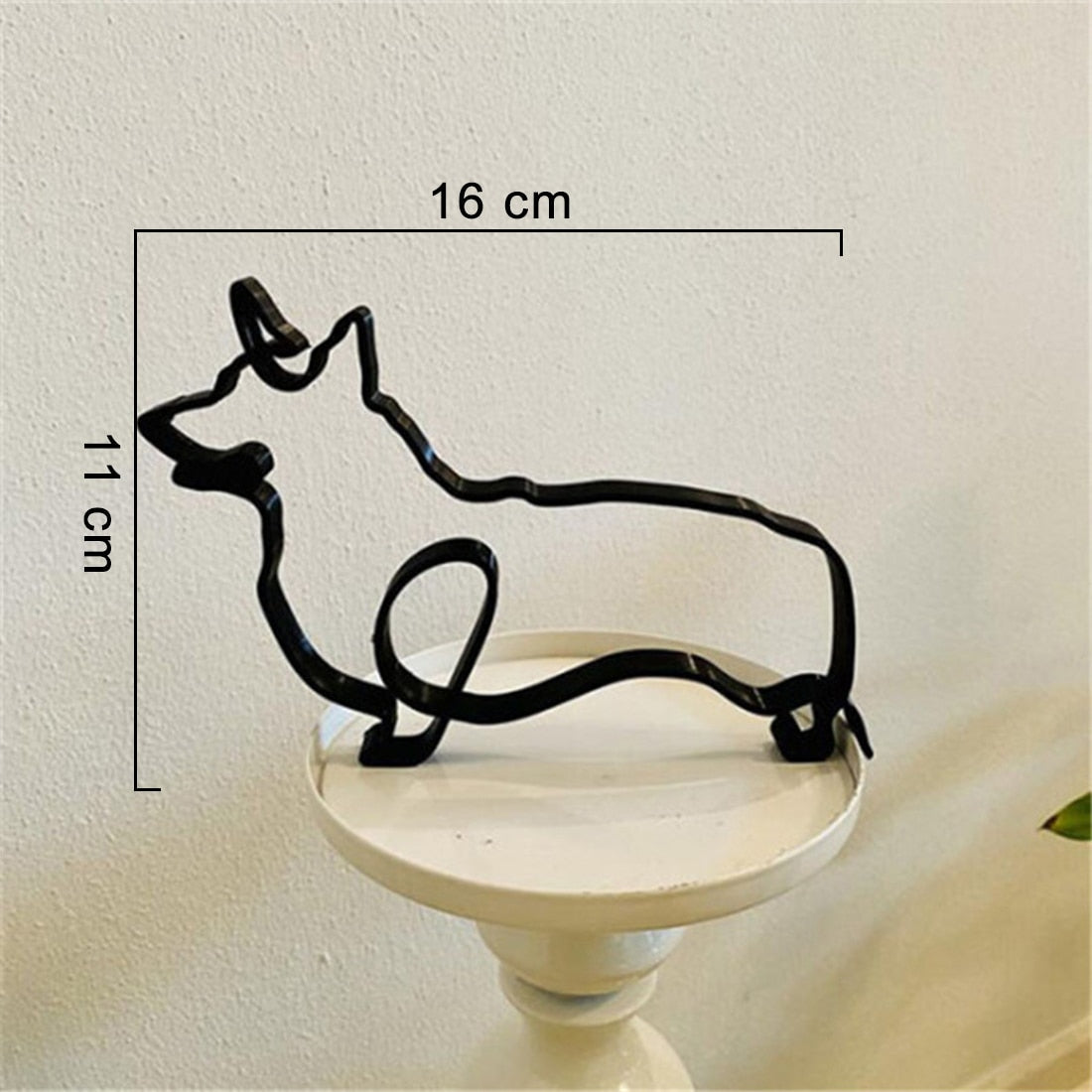 Moderne stĂĄl hundedekor. Slank design, ideell for stilren hjemmeinnredning.