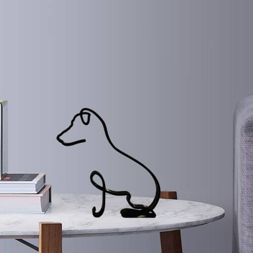 Robust hundedekor i stål. Kan stå både inne og ute.