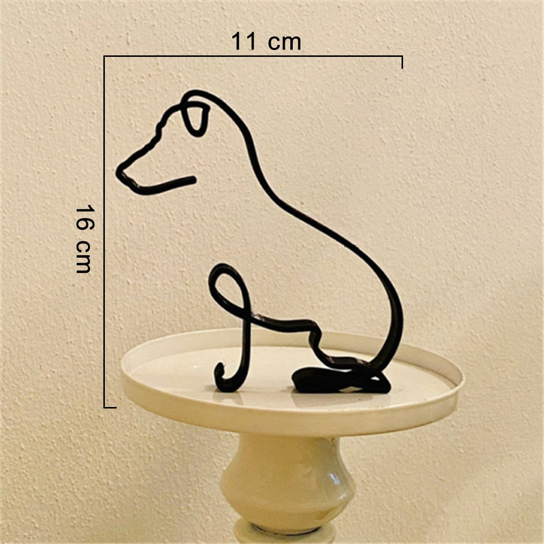 Abstrakt hundefigur i metall. Minimalistisk dyrekunst som pynter ethvert rom.