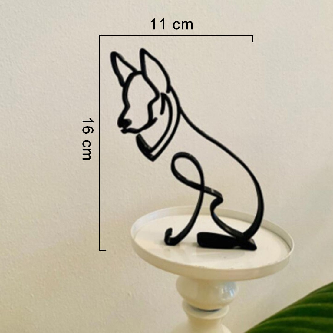Håndlaget metall kunst: slank hundesilhuett. Perfekt for skrivebord eller vinduskarm.