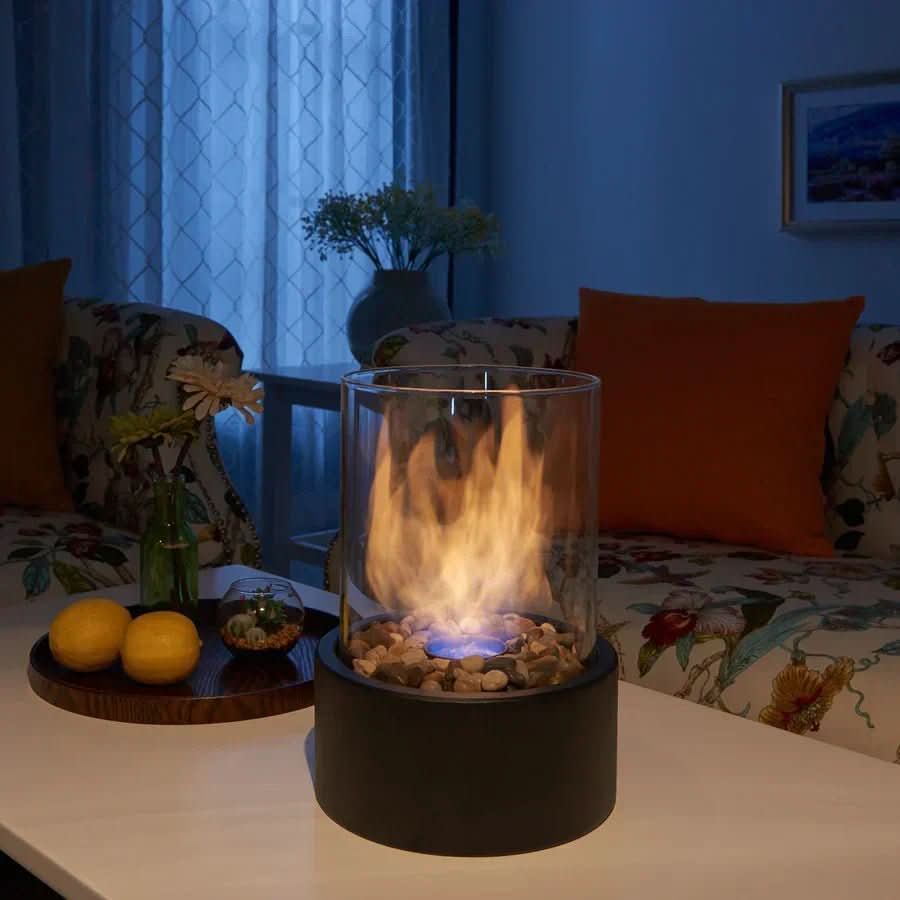 Nærstudie av ekte, røykfrie bioetanolflammer i elegant bordpeis. Trygg og ren kilde til innendørs hygge.