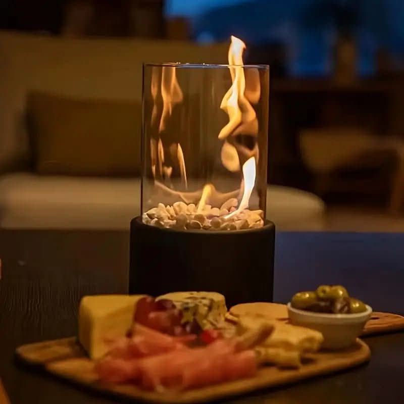 Skandinavisk inspirert bordpeis. Ren design med ekte flammer, perfekt for moderne interiør og hygge uten røyk.