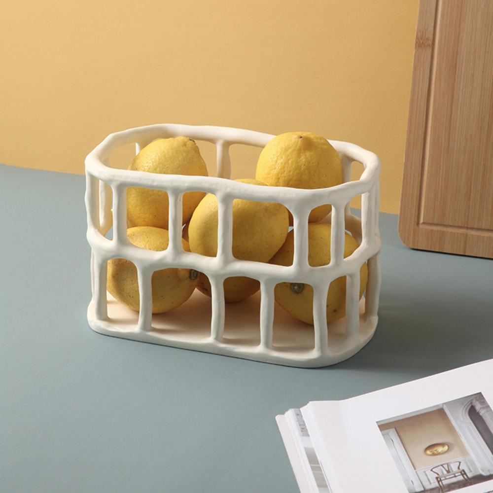 Hvit elegant nordisk fruktskål i harpiks. Minimalistisk design til kjøkkeninnredning og frukt servering.