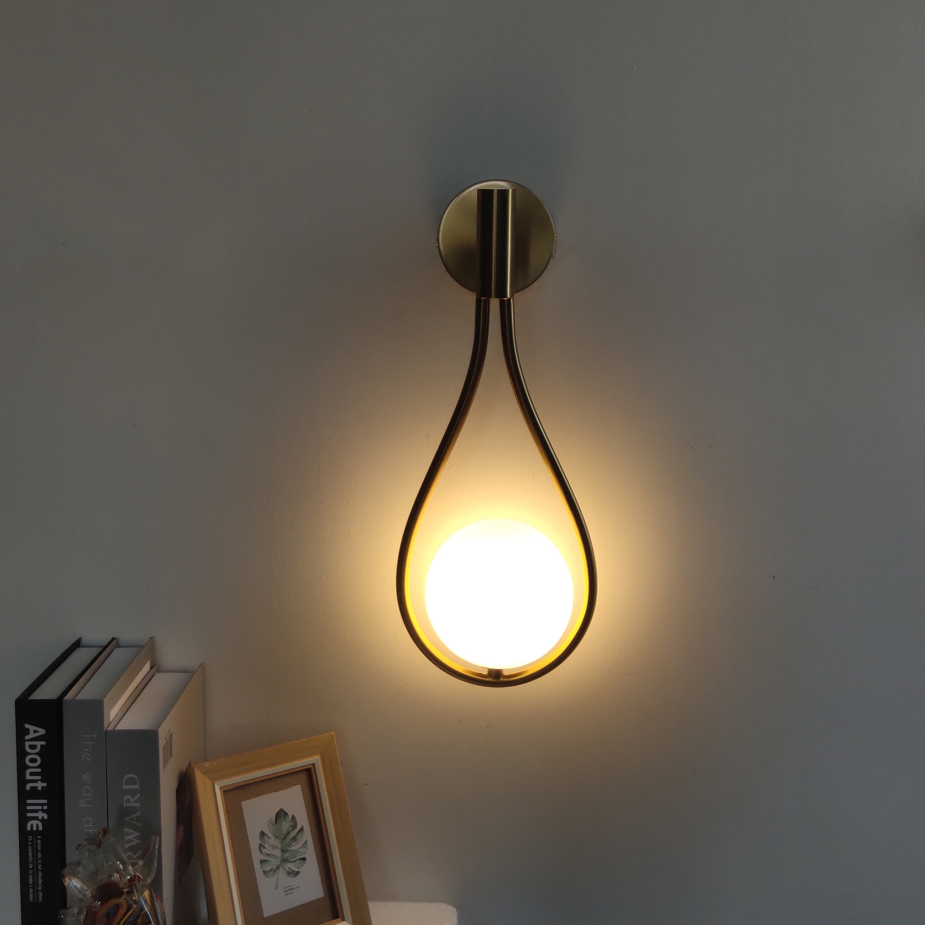 Moderne vegglampe med nordisk stil, perfekt for stemningslys i hjemmet. Skaper varm atmosfære.