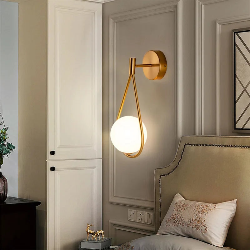 Elegant vegglampe i nordisk stil. Moderne belysning for stilfullt interiør i hjemmet.
