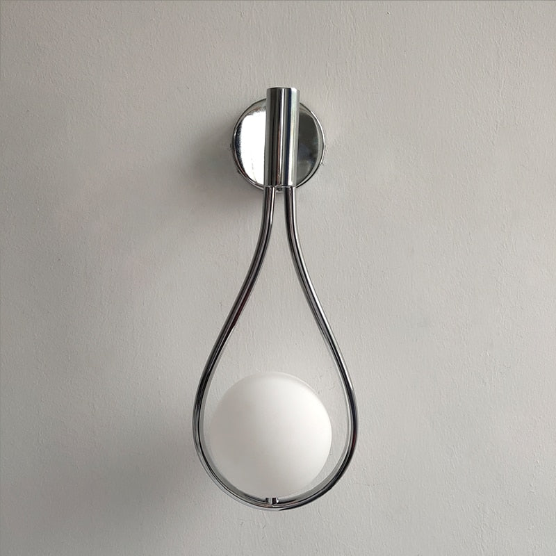 Stilren nordisk vegglampe som kombinerer elegant design med praktisk og justerbar belysning.