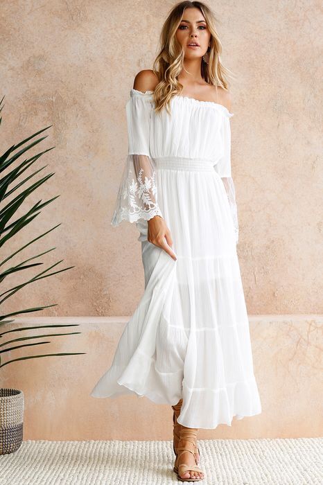 Feminin blonde maxikjole med delikate blonder, ideell som elegant sommerkjole.