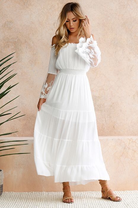 Stilfull offshoulder festkjole i blonde for kvinner. Lang og elegant bohokjole.