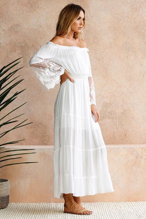 Bohemian chic blonde maxikjole for dame, offshoulder design. Ideell for sommer og fritid.