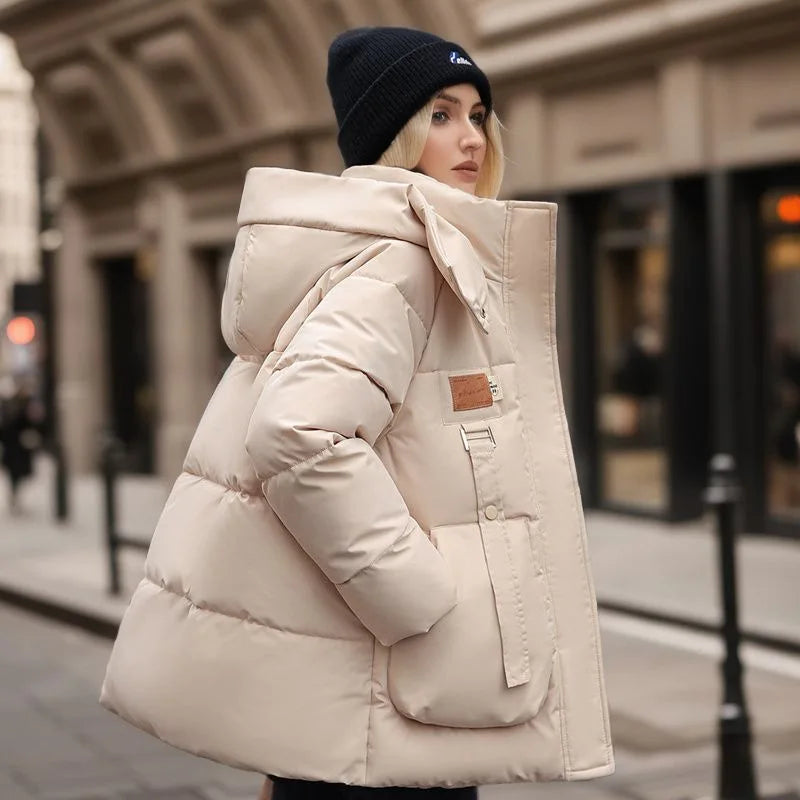 Svart dame parkas, varm og komfortabel vinterjakke med elegant snitt. Ideell vintermote.
