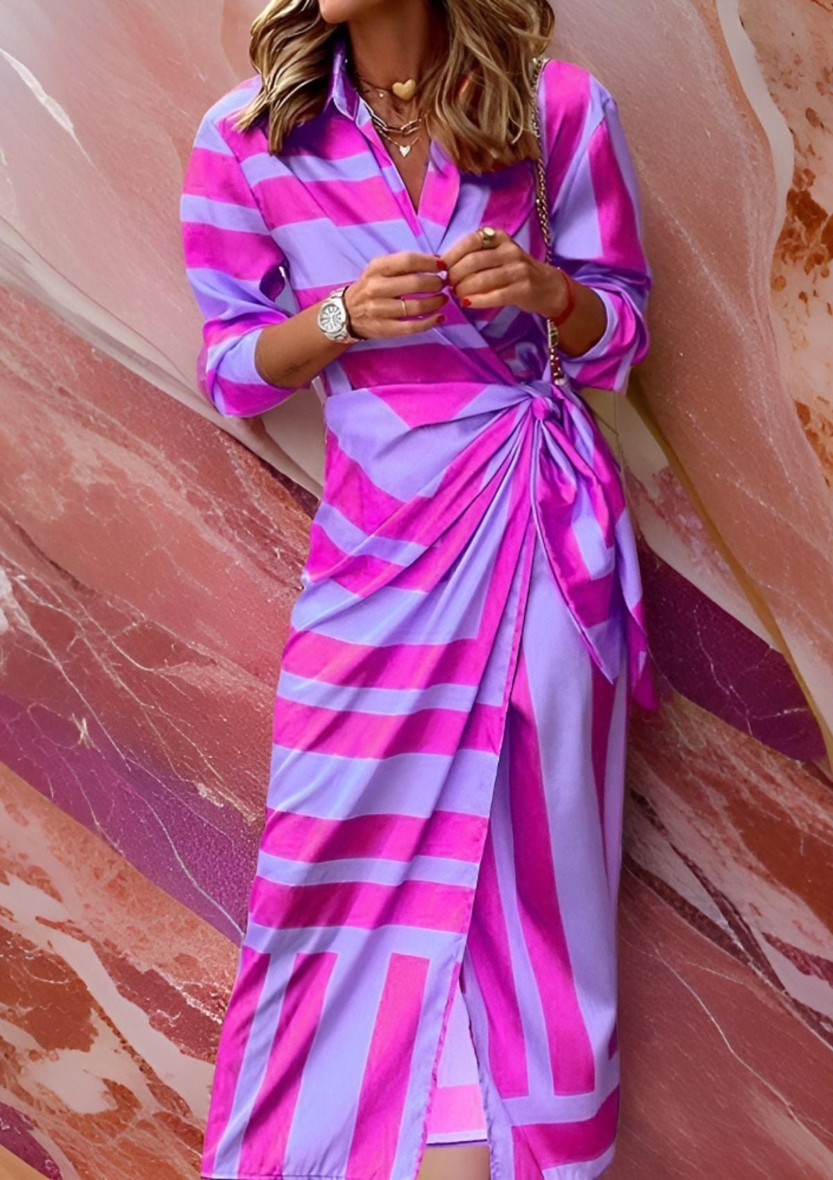 Stilfull og fargerik omslagskjole for kvinner, med et unikt mønster som utstråler eleganse.