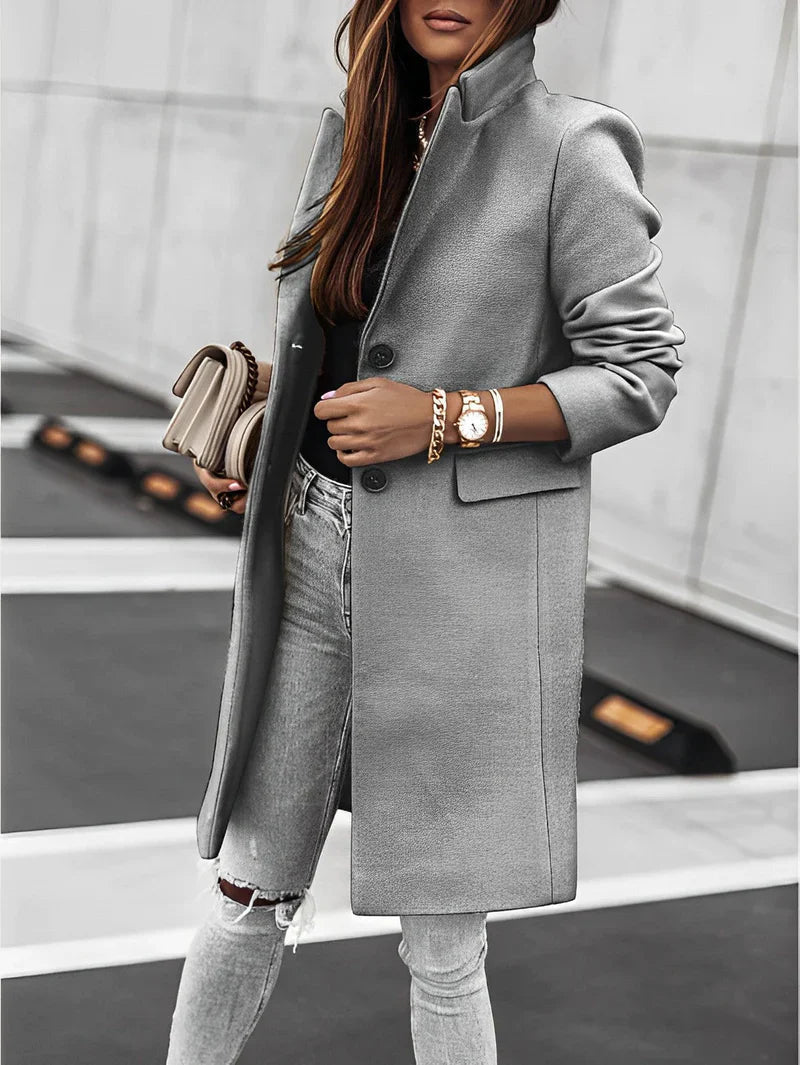 Komfortabel og elegant damekappa med V-hals, lange ermer. Oversized stil for høst/vinter, enkelt vedlikehold.